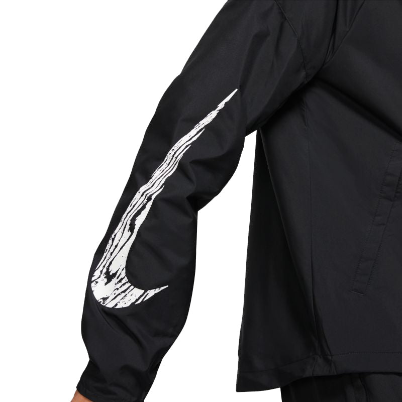 Nike-mens-ESS-WR-GX-Running-JKT-DA0190-010-Sleeve-model