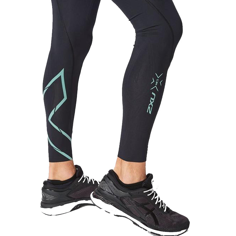 2xu-mens-light-speed-comp-tight-MA5305B-blk-sgf-legs