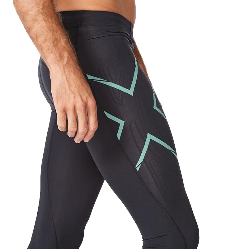 2xu-mens-light-speed-comp-tight-MA5305B-blk-sgf-thigh